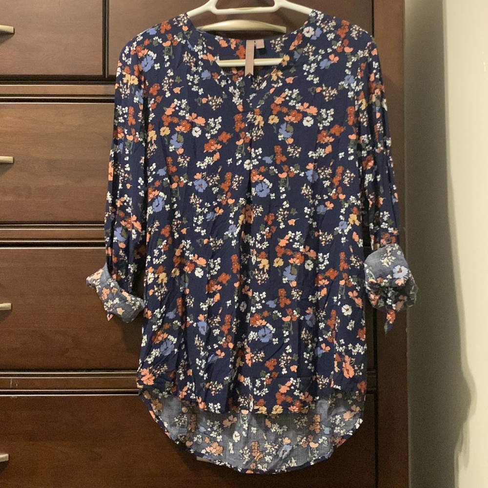 Brina & Em Lemmy v-neck top - Picture 3 of 10